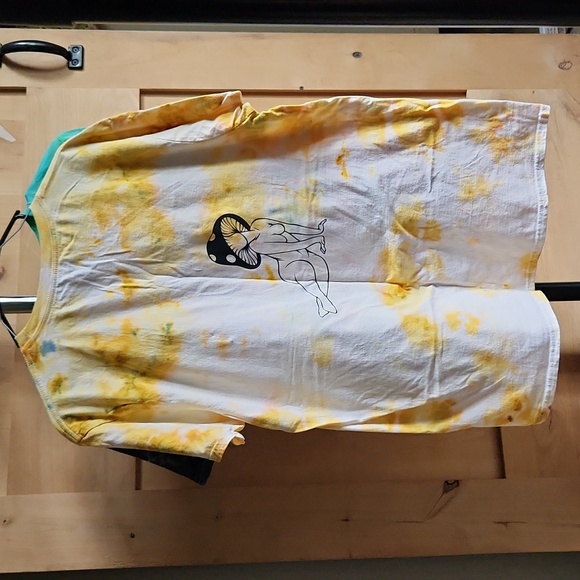 Icedye shirt with mushroom lady on the back - Picture 2 of 2